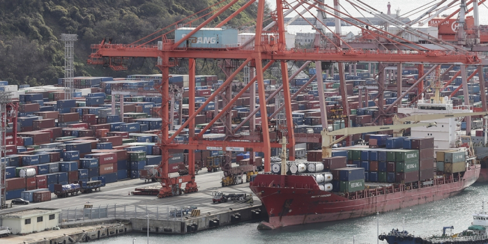 Container　terminals　at　the　Port　of　Busan,　South　Korea　(Courtesy　of　Yonhap)