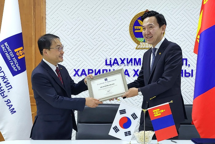 KT　CEO　Ku　Hyeon-mo　(left)　was　appointed　as　Mongolia's　chief　technology　officer　on　Jan.　26　(Courtesy　of　KT)