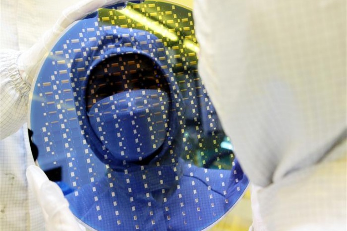 A　Samsung　employee　examines　a　wafer