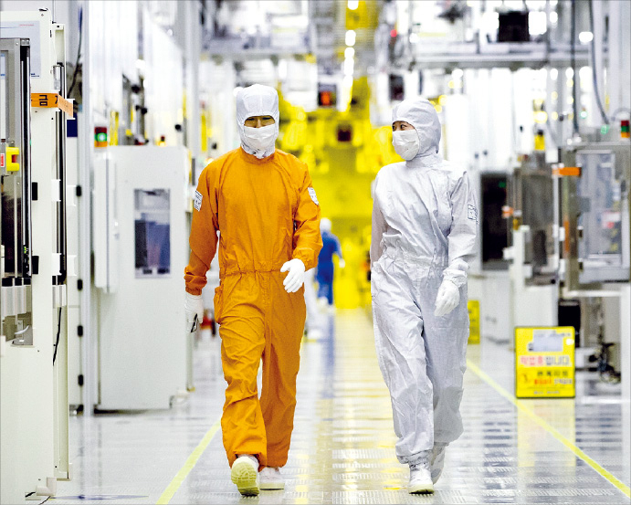 Employees　at　Samsung　Electronics'　chip　plant　in　Hwaseong,　Gyeonggi　Province