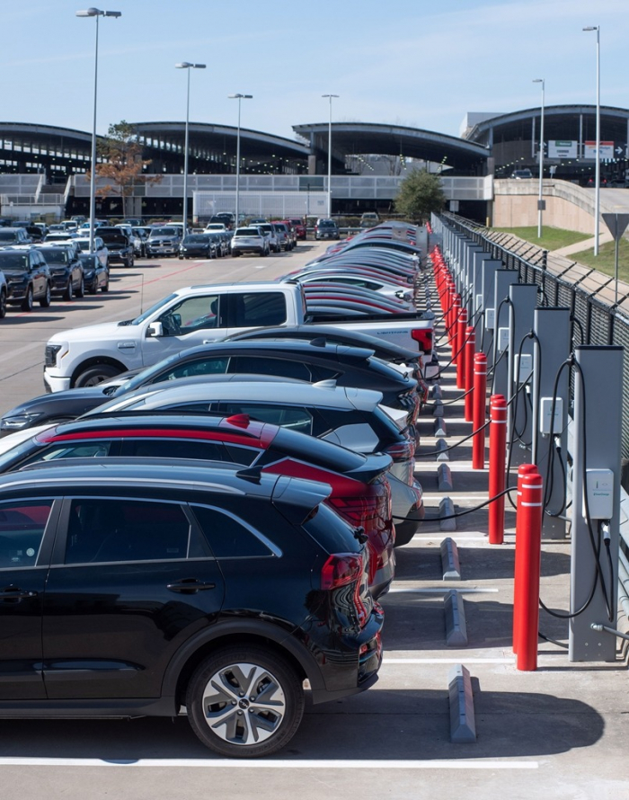 EverCharge　and　Avis　Budget　Group　operate　EV　chargers　at　the　George　Bush　Intercontinental　Airport　in　Houston,　Texas　(Courtesy　of　SK　E&S)