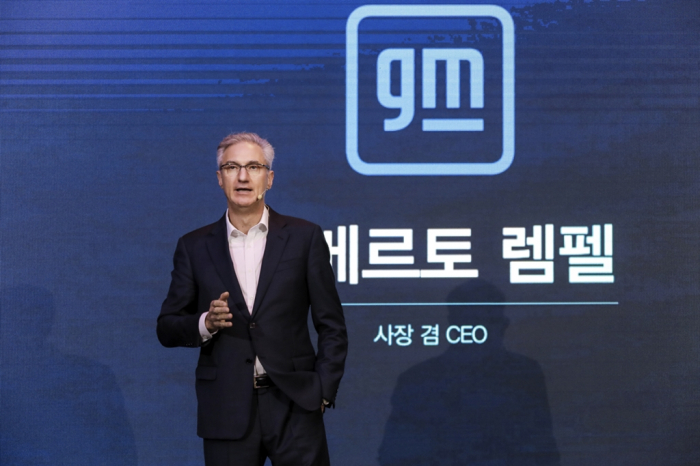GM　Korea　CEO　Roberto　Rempel　unveils　this　year's　business　plan　at　a　press　conference