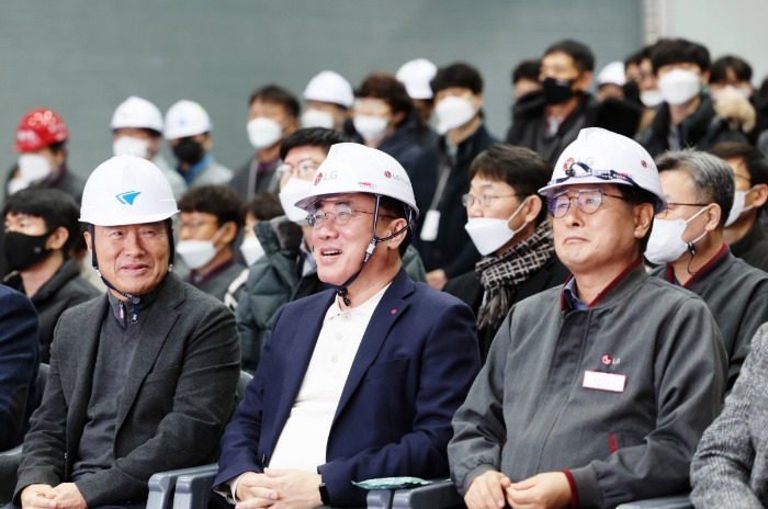 LG Innotek CEO Jeong Cheol-dong (center) at the FC-BGA factory under construction in Gumi (Courtesy of LG Innotek)