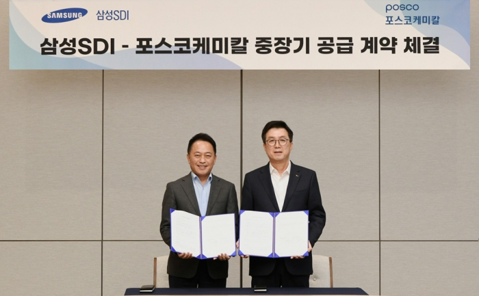 Samsung SDI President and CEO Choi Yoonho (left) POSCO Chemical President Kim Joon-hyeong sign a battery material supply deal on Jan. 30, 2023 (Courtesy of POSCO Chemical)