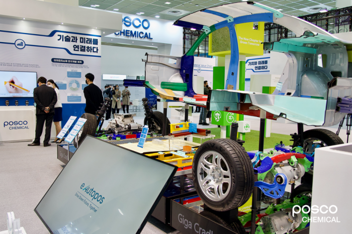 POSCO　Chemical　showcases　its　products　and　technology　at　a　battery　industry　fair　in　Seoul　in　March　2022　(Courtesy　of　POSCO　Chemical)