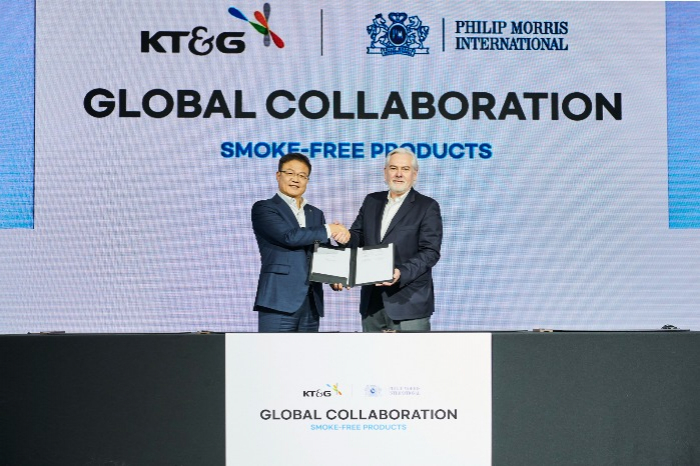 Baek Bok-in (left), KT&G CEO and Jacek Olczak, Philip Morris International CEO (Courtesy of KT&G)