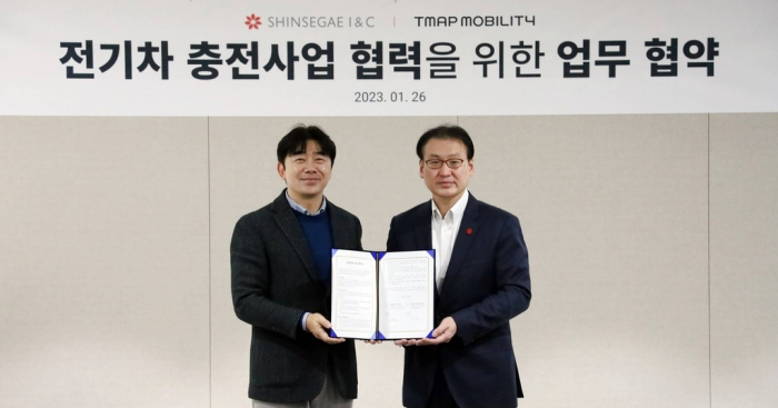 Lee Jong-ho (left), CEO of Tmap Mobility, and Hyung Tae-jun, CEO of Shinsegae I&C