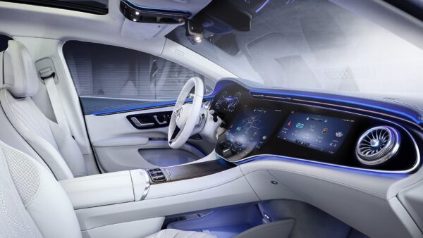 The　Mercedes-Benz　EQS　EV　sedan　equipped　with　LG　Electronics’　in-vehicle　infotainment　system　(Courtesy　of　LG　Electronics)