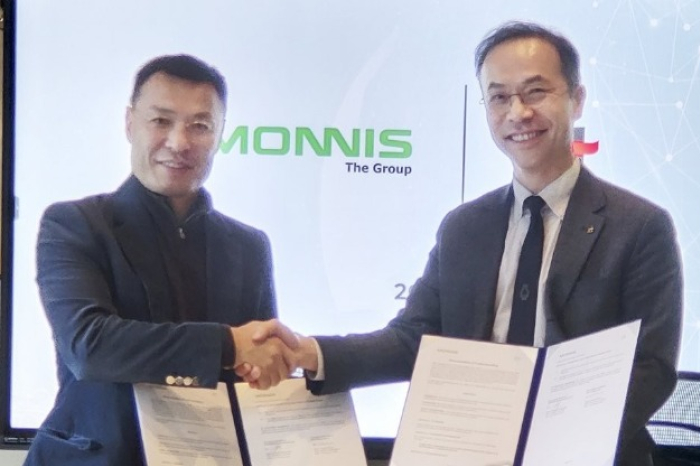 Chuluunbaatar Baz, chairman of Mongolia Monnis Group(left) and Moon Seong-wook, head of KT's global business office