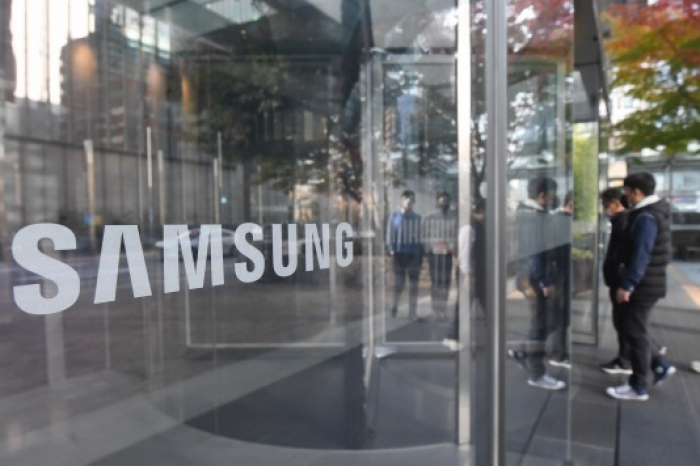 Samsung　employees　enter　the　company　building