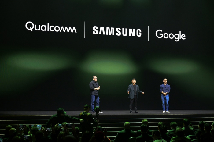 Samsung　Mobile　Experience　Division　President　and　chief　TM　Roh　(center),　Qualcomm　CEO　Cristiano　Amon　and　Google　Senior　VP　Hiroshi　Lockheimer　discuss　new　XR　partnership　at　Galaxy　Unpacked　2023