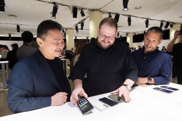 Top　Samsung,　Qualcomm　and　Google　officials　look　at　Galaxy　S23　smartphones　on　display　at　Galaxy　Unpacked　2023
