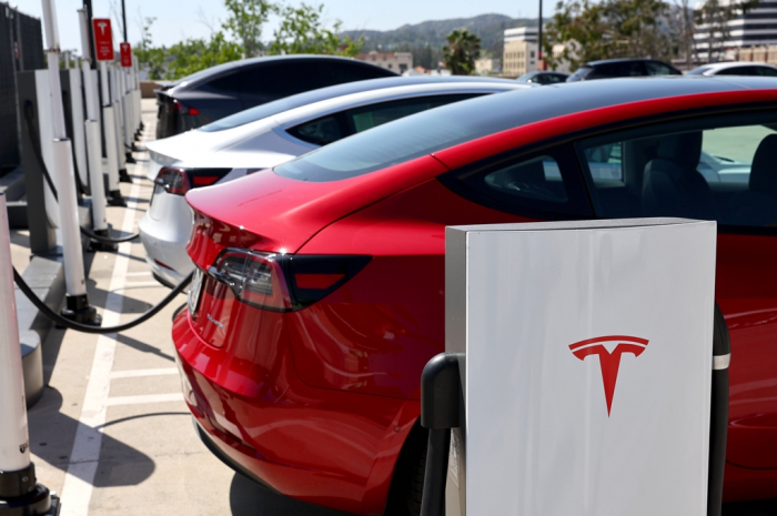Tesla　EVs　at　charging　stations