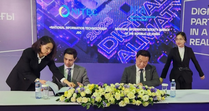 NITEC　CEO　Rostislav　Konyashkin　(left)　and　NIA　President　Hwang　Jong-sung 