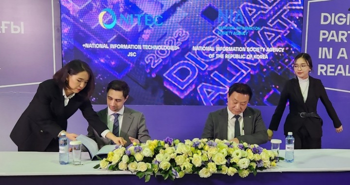 NITEC CEO Rostislav Konyashkin (left) and NIA President Hwang Jong-sung