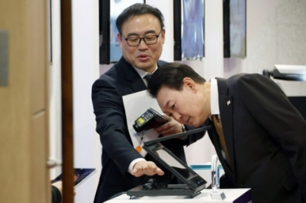 Graphene Square CEO Hong Byung-hee shows the virtual Graphene Radiator fireplace to President Yoon Suk-yeol on Feb. 2