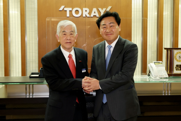Toray　Industries　President　Akihiro　Nikkaku(left)　and　North　Jeolla　Province　Governor　Kim　Kwan-young