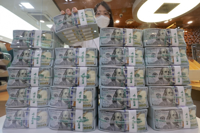 Bundles　of　0　bills　at　South　Korea's　Hana　Bank　headquarters　in　Seoul　(Courtesy　of　Yonhap)