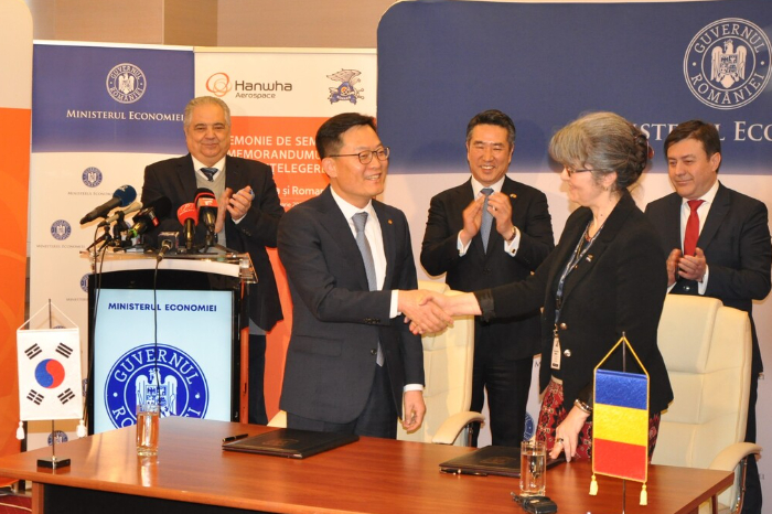 Hanwha Aerospace CEO Son Jae-il (left) and ROMARM's financial manager Florentina Micu