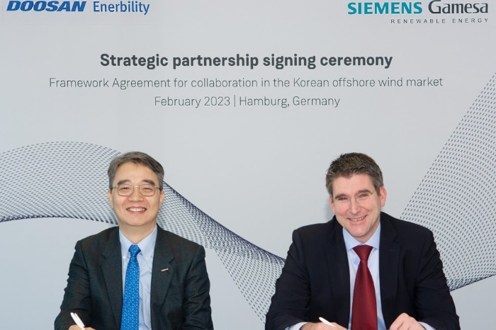 Park Hong-wook, head of Doosan Enerbility Power Service BG (left) and Marc Becker, CEO of SGRE's offshore business
