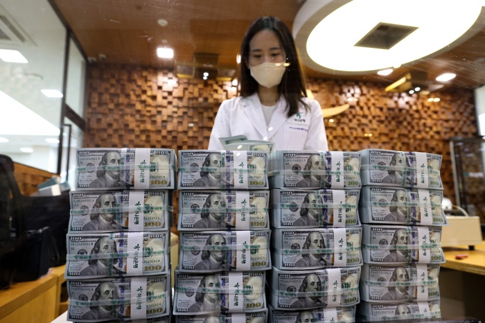 Bundles　of　0　bills　at　Hana　Bank　headquarters