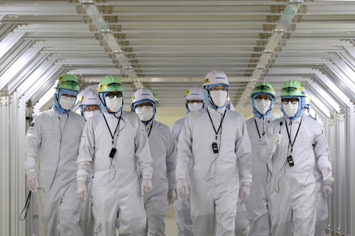 Samsung Group Chairman Jay Y. Lee (sixth from left) and other Samsung executives tour the QD-OLED line at the Samsung Display Asan Campus