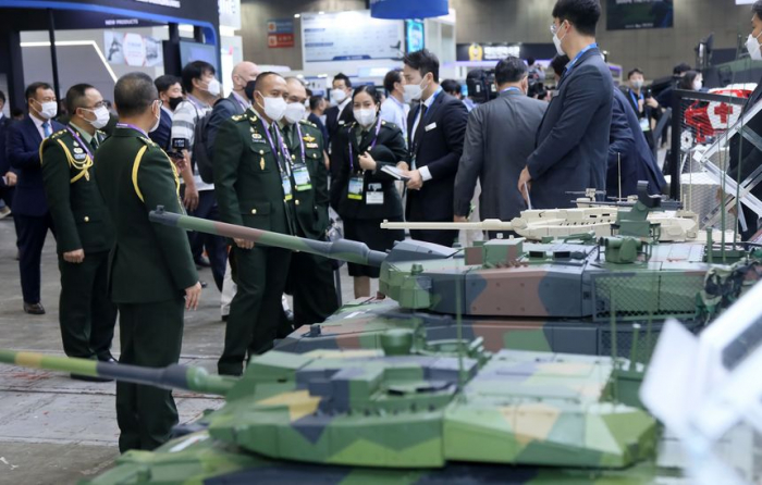 South　Korea　has　set　a　goal　of　being　among　the　world’s　top　four　arms　exporters　by　2027　(PHOTO:　YONHAP/SHUTTERSTOCK)