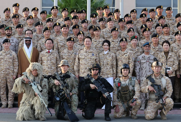 South　Korean　President　Yoon　Suk　Yeol,　center,　in　the　second　row,　visiting　troops　based　in　the　United　Arab　Emirates.　(PHOTO:　YONHAP　NEWS/ZUMA　PRESS)