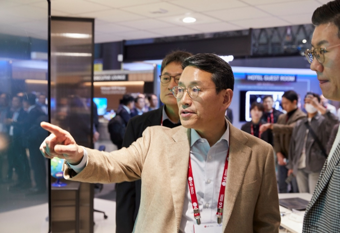 LG　Electronics　CEO　Cho　Joo-wan　at　ISE　2023,　Europe's　largest　display　exhibition