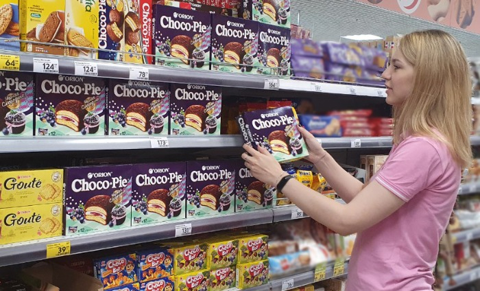 Orion's　chocolate-covered　Choco-Pie　cake　and　other　snacks　on　display　in　a　Russian　supermarket