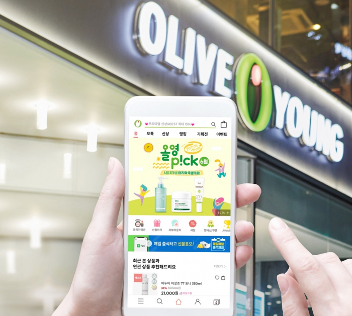 A　consumer　uses　CJ　Olive　Young's　app