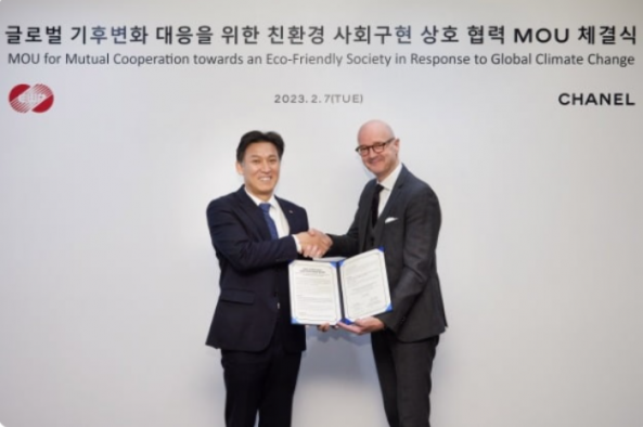 Korea　East-West　Power　CEO　Kim　Yung-moon　(left)　and　Chanel　Korea　CEO　Stephane　Blanchard