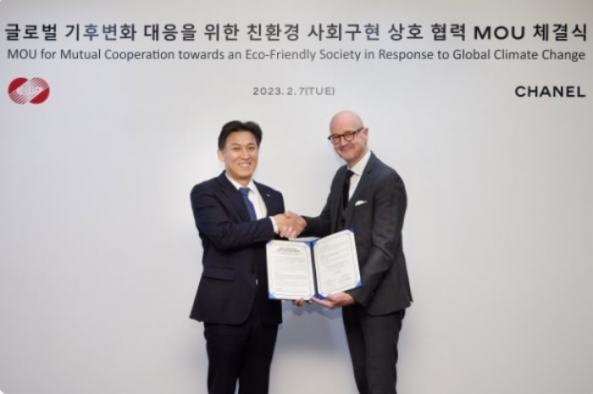 Korea East-West Power CEO Kim Yung-moon (left) and Chanel Korea CEO Stephane Blanchard