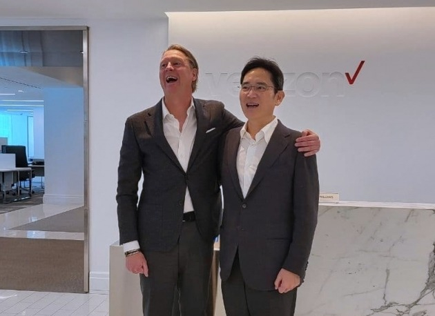 Verizon　CEO　Hans　Vestberg　(left)　and　Samsung　Chairman　Jay　Y.　Lee