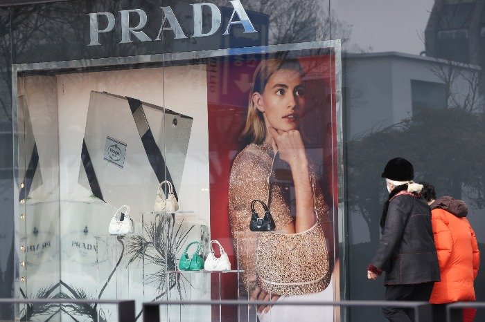Prada　outlet　within　Galleria　Department　Store　in　Gangnam,　Seoul