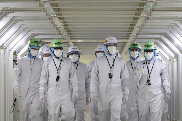 Samsung Group Chairman Jay Y. Lee (third from right) and other Samsung executives tour the QD-OLED line at the Samsung Display Asan Campus on Feb. 7, 2023