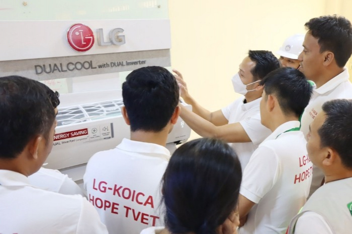 LG　Electronics　technicians　deliver　classes　at　Cambodia's　LG-KOICA　Hope　Vocational　School　(Courtesy　of　LG　Electronics)