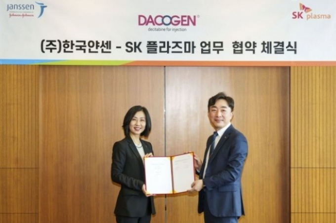 Cherry Huang, CEO of Janssen Korea (left), and Kim Seung-joo, CEO of SK Plasma
