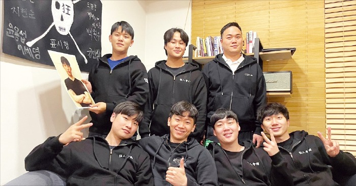 Crazyoneskorea's　tenant　members　with　Kim　Jinu,　Liner　CEO,　second　from　right,　front　row　(Courtesy　of　Crazyoneskorea)