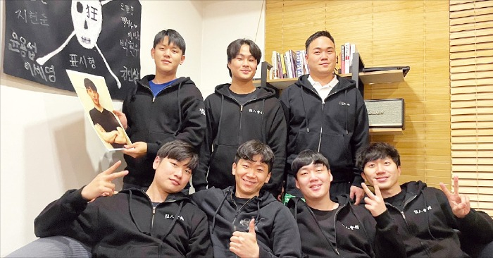 Crazyoneskorea's tenant members with Kim Jinu, Liner CEO, second from right, front row (Courtesy of Crazyoneskorea)