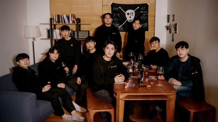 Resident　and　outside　members　at　the　Crazyoneskorea　house　(Courtesy　of　Crazyoneskorea)