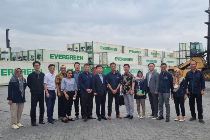 Noh　Sam-sug,　CEO　of　Hanjin　(center),　at　the　container　dock　with　employees　of　PT.MBPI,　an　integrated　logistics　company　in　Indonesia　(Courtesy　of　Hanjin)