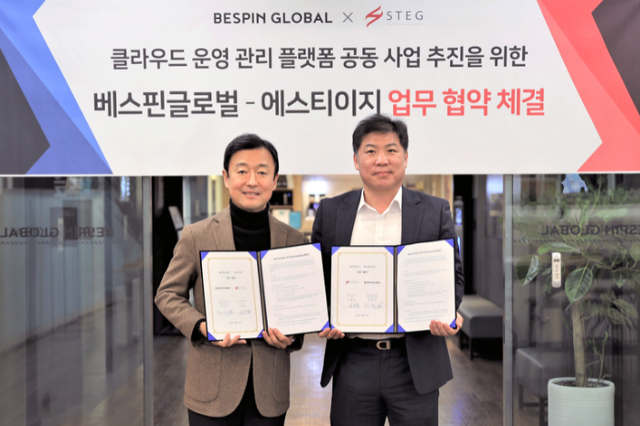 Chang　Insoo,　president　of　Bespin　Global　Korea　(left)　and　Im　Hyun-gil,　CEO　of　STEG 