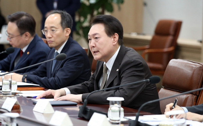 South　Korean　President　Yoon　Suk-yeol　(middle)　presides　over　a　meeting　of　the　country’s　economy　ministers　on　Feb.　15,　2023.　Finance　Minister　Choo　Kyung-ho　sits　next　to　Yoon　on　his　right