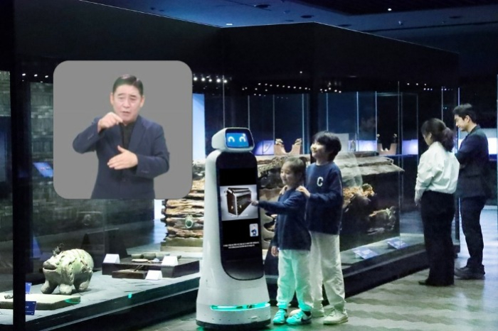 LG　Electronics'　CLOi　GuideBot　at　the　Gongju　National　Museum　in　Korea 