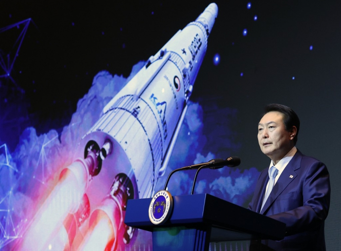South Korean President Yoon Suk-yeol unveils the country’s ambition to land on the moon and start mining resources there in 2032, as well as set down on Mars in 2045 on Nov. 28, 2022 (Courtesy of Yonhap)