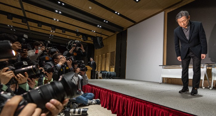 LG　Uplus　CEO　Hwang　Hyeon-sik　apologizes　for　the　data　leak　at　a　press　briefing　on　Feb.　16　(Courtesy　of　Yonhap　News)