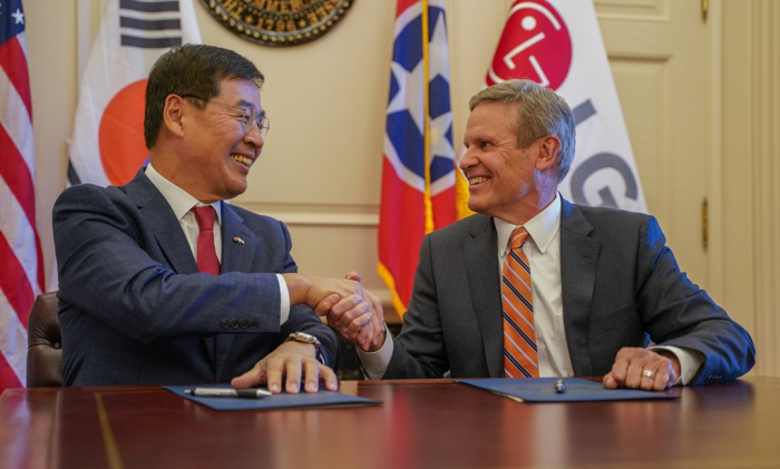 LG　Chem　CEO　Shin　Hak-cheol　(left)　and　Tennessee　Gov.　Bill　Lee　shake　hands　after　signing　a　.2　billion　cathode　plant　deal