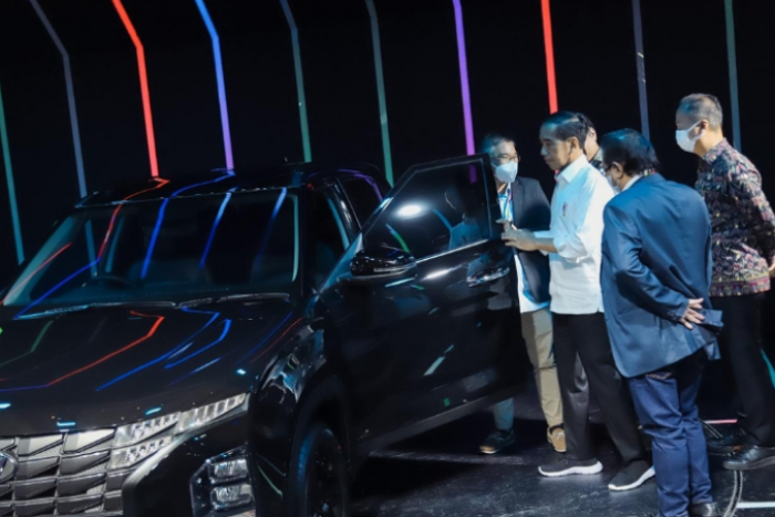 Indonesian　President　Joko　Widodo　examines　the　Creta　Dynamic　Black　Edition