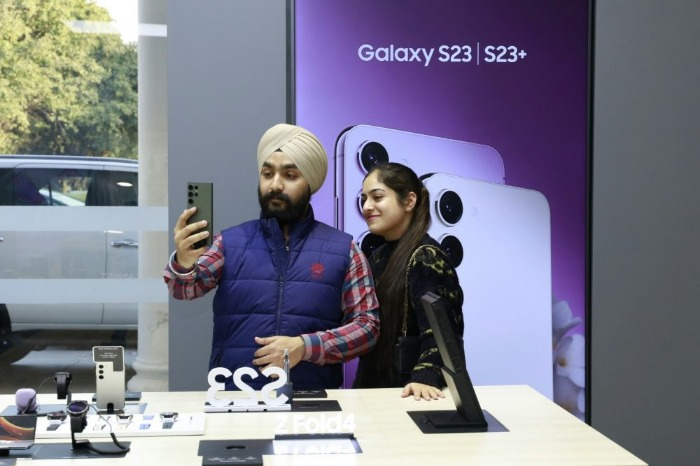 Local consumers experience the Galaxy S23 at the Samsung Experience Store in Bengaluru, India, on Feb. 15.